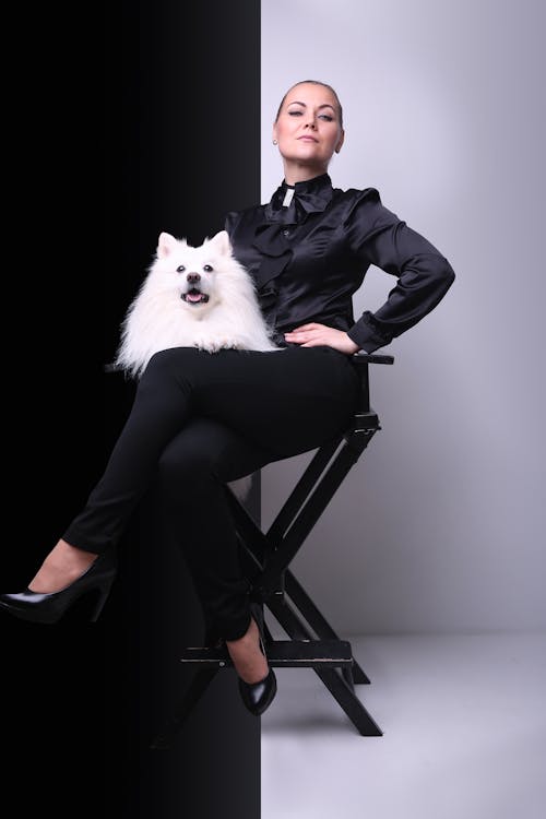 Spitz Giapponese Simba Tsar Zverei Come Lo è Con La Mamma. Fotografa: Katerina Mumzhinskaya. Modelli: Spitz Giapponese Simba Tsar Zverei E Yuliya Strizhkina. Kiev, Ucraina.