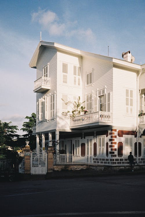 Free A white house with balconies and balconies on the front Stock Photo