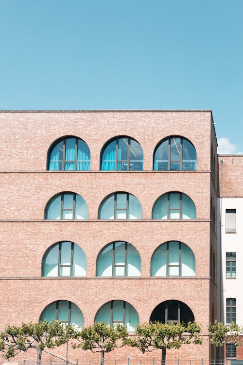 A building with many windows and a blue sky