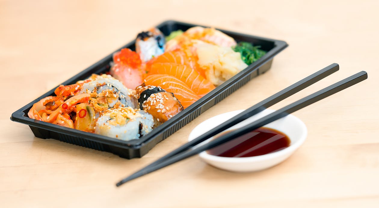 Nahaufnahmefoto Von Sushi Serviert Auf Tisch