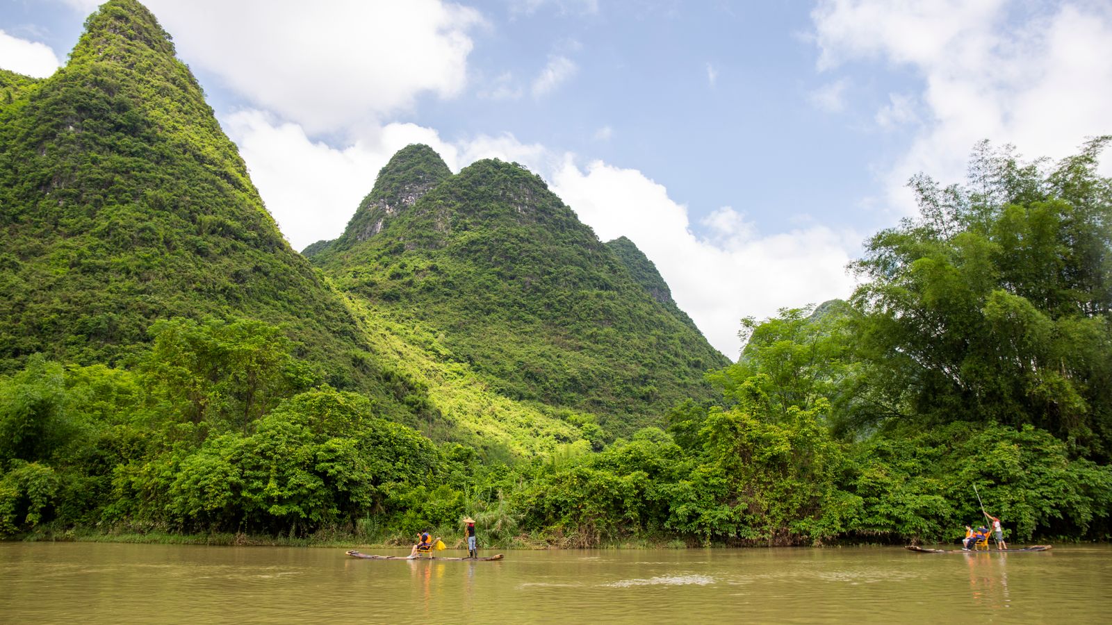 Pemandangan pegunungan karst dan Sungai Li dalam perjalanan wisata Guilin Yangshuo Sungai Li