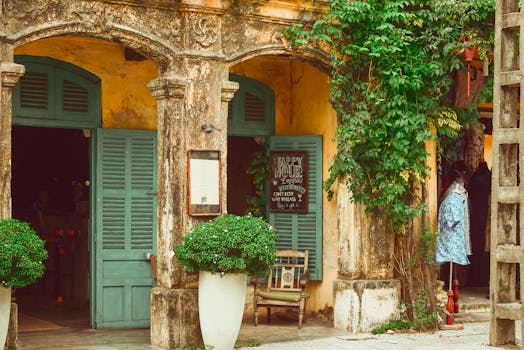 探索充满乡村风格的店面，那里有复古的百叶窗、生机勃勃的植物和迷人的建筑细节