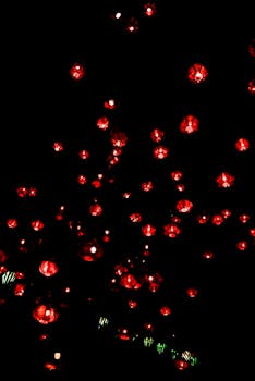 红灯笼照亮了夜空，营造出神奇而宁静的氛围，令人着迷