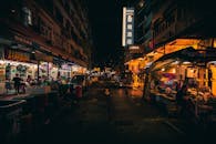 香港市中心的夜市街市场景充满活力，灯光璀璨，活动纷呈