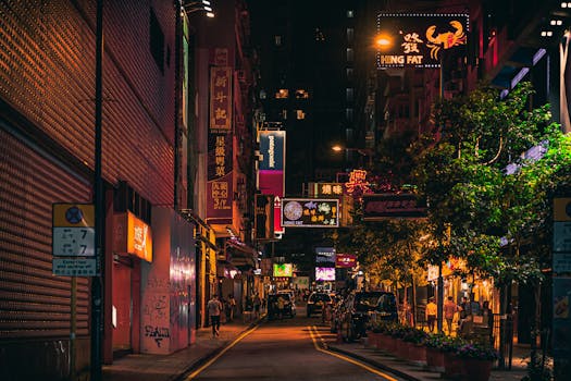 夜晚漫步于香港热闹的街道，霓虹闪烁，尽显都市繁华