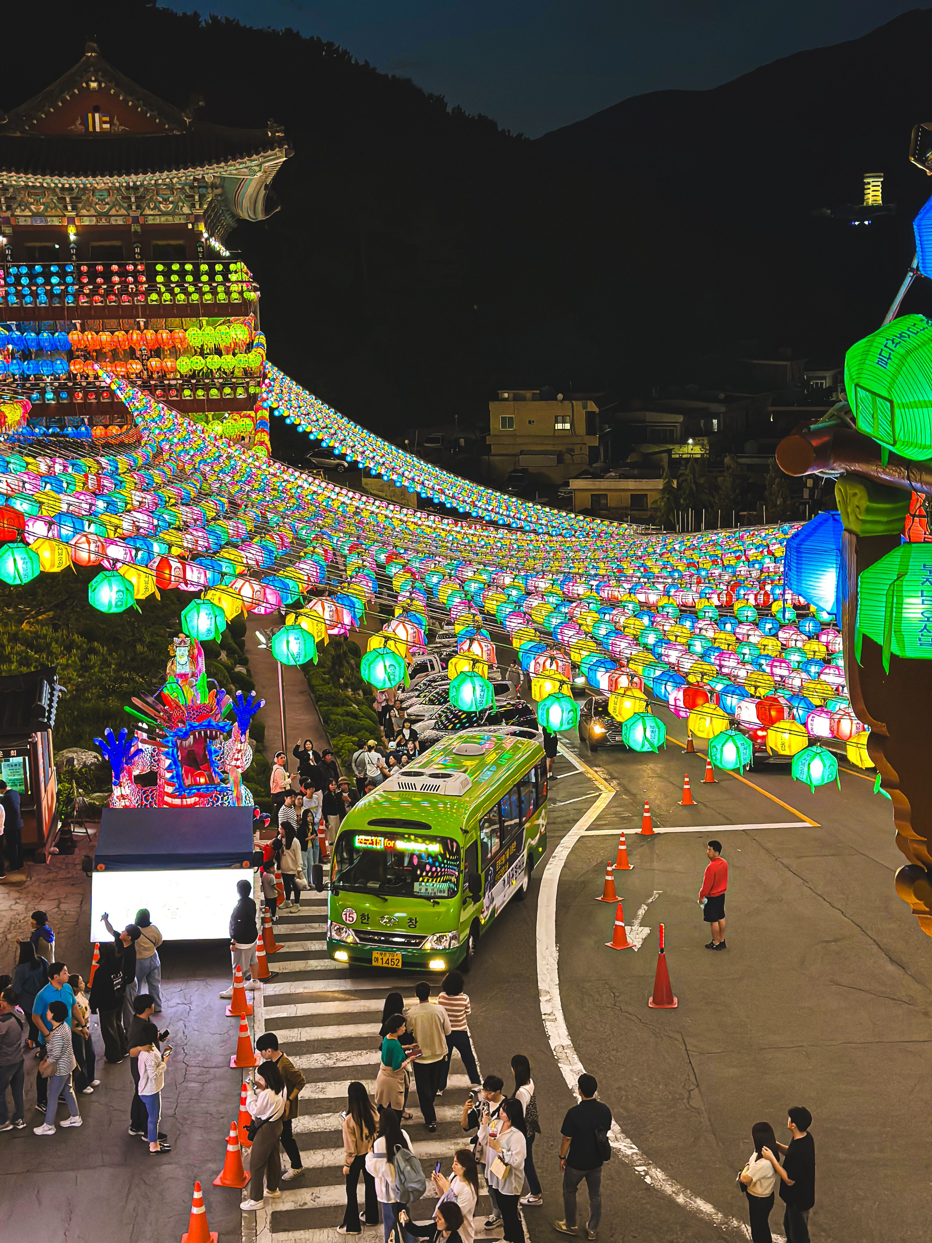festival lampion korea di Busan dengan dekorasi cahaya warna-warni di area kuil