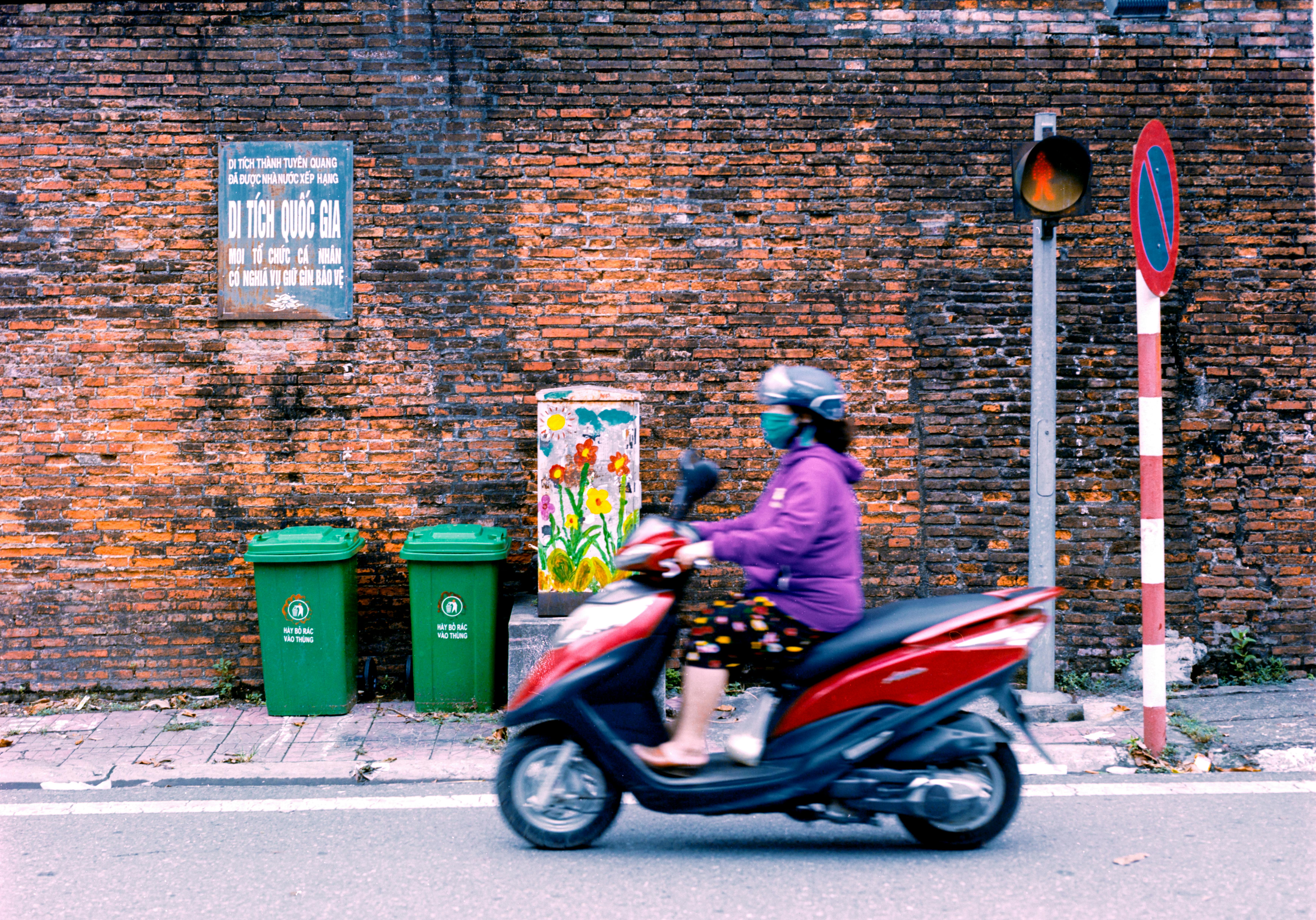 Regulators struggle to keep up with the fast-moving and complicated landscape of AI therapy apps — Photo by Q. Hưng Phạm on P