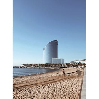 夏季，巴塞罗那海滩沿岸的现代酒店景色壮丽