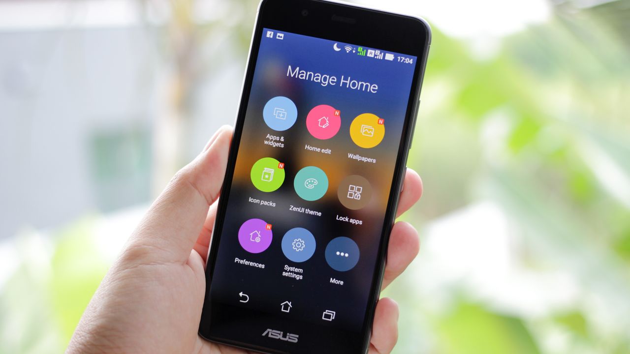 Mână ținând smartphone cu interfață de aplicație pe ecran — confirmare RSVP digital