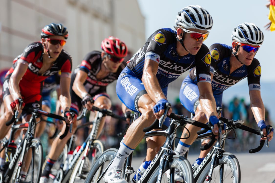 Hoge Hoekmening Van Mensen Op De Fiets