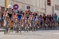 这张职业自行车手在城市街道上赛车的动态照片，展现了速度与运动能力