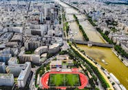 这张航拍照片展现了巴黎令人惊叹的城市景观，以塞纳河和周边建筑为特色