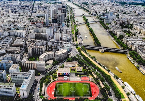 这张航拍照片展现了巴黎令人惊叹的城市景观，以塞纳河和周边建筑为特色