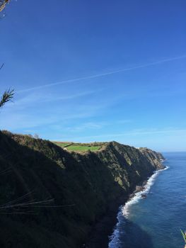 湛蓝的天空下，雄伟的海岸线与悬崖和海洋相映成趣，是自然与旅游主题的理想选择