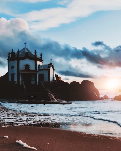 Église Au Bord D'un Plan D'eau