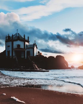 日落时分，海边教堂的风景捕捉了宁静的沿海美景