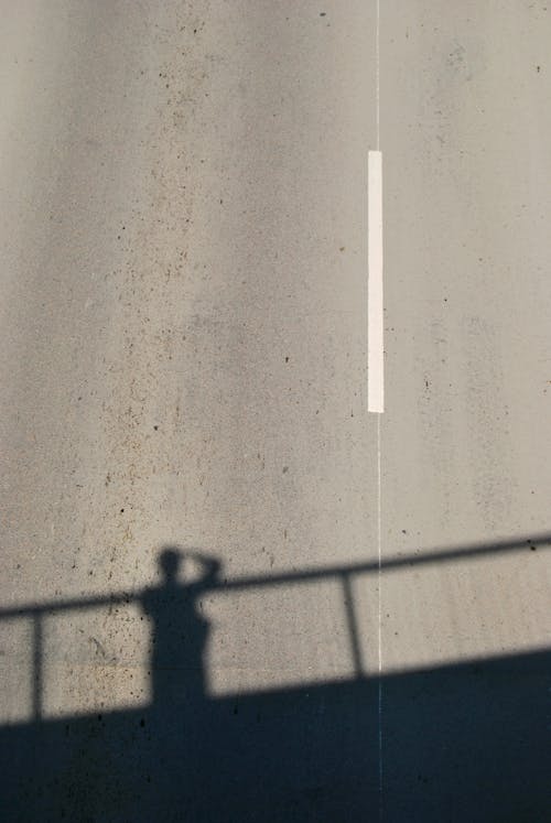 コンクリート道路の影