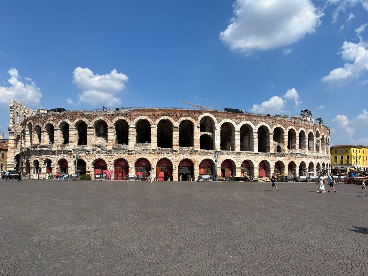 Unde te cazezi în Verona - Cittadella, Arena sub cerul senin lângă Piazza Bra