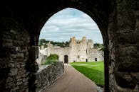 透过英国威尔士的中世纪切普斯托城堡的拱门观看