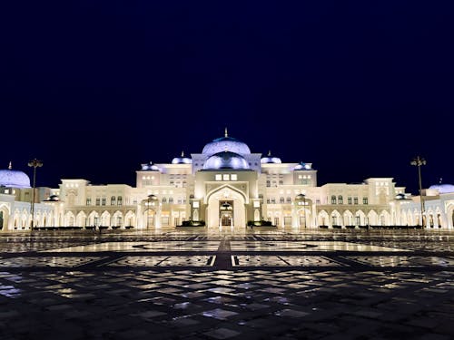 The white palace is lit up at night