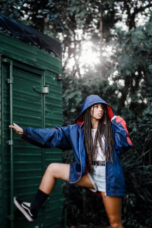 Foto De Mujer Vestida Con Chaqueta Azul