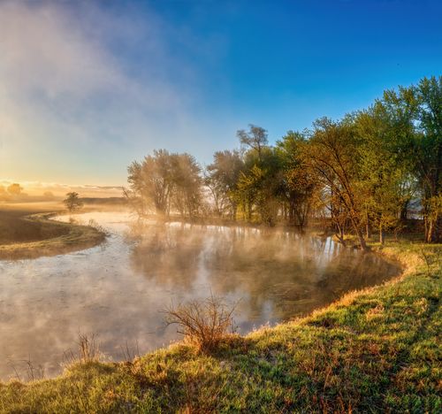 Free Tranquil lakeside view at sunrise with fog and autumn trees in Wabasha, Minnesota. Stock Photo