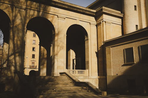 A building with columns and arches in the background