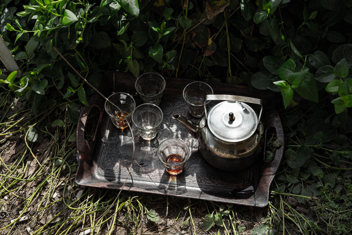 Khay trà cỡ lớn, màu gỗ mun, kiểu dáng cổ điển.