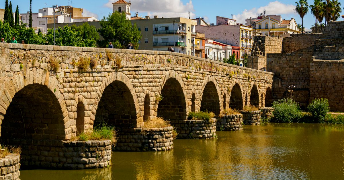 Calculadora sobre documentos fiscales con un mapa de Extremadura de fondo