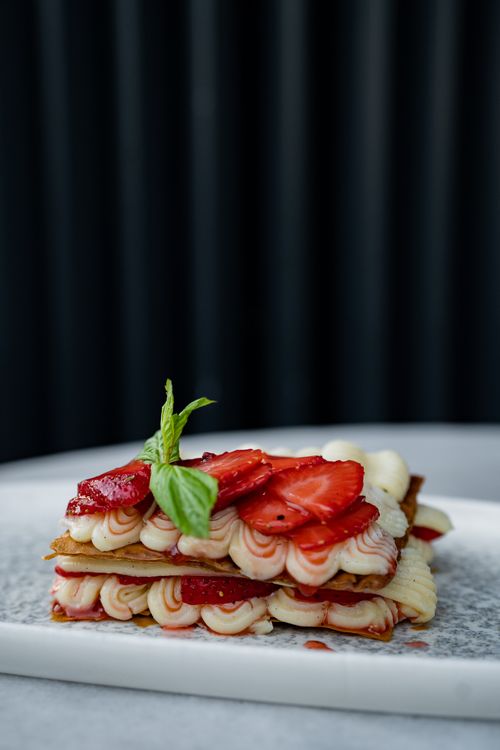 Free Indulge in a delectable strawberry mille-feuille with cream layers. Perfect for dessert lovers. Stock Photo