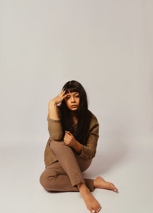 咖啡色頭髮的女人, 坐, 垂直拍摄 的 免费素材图片