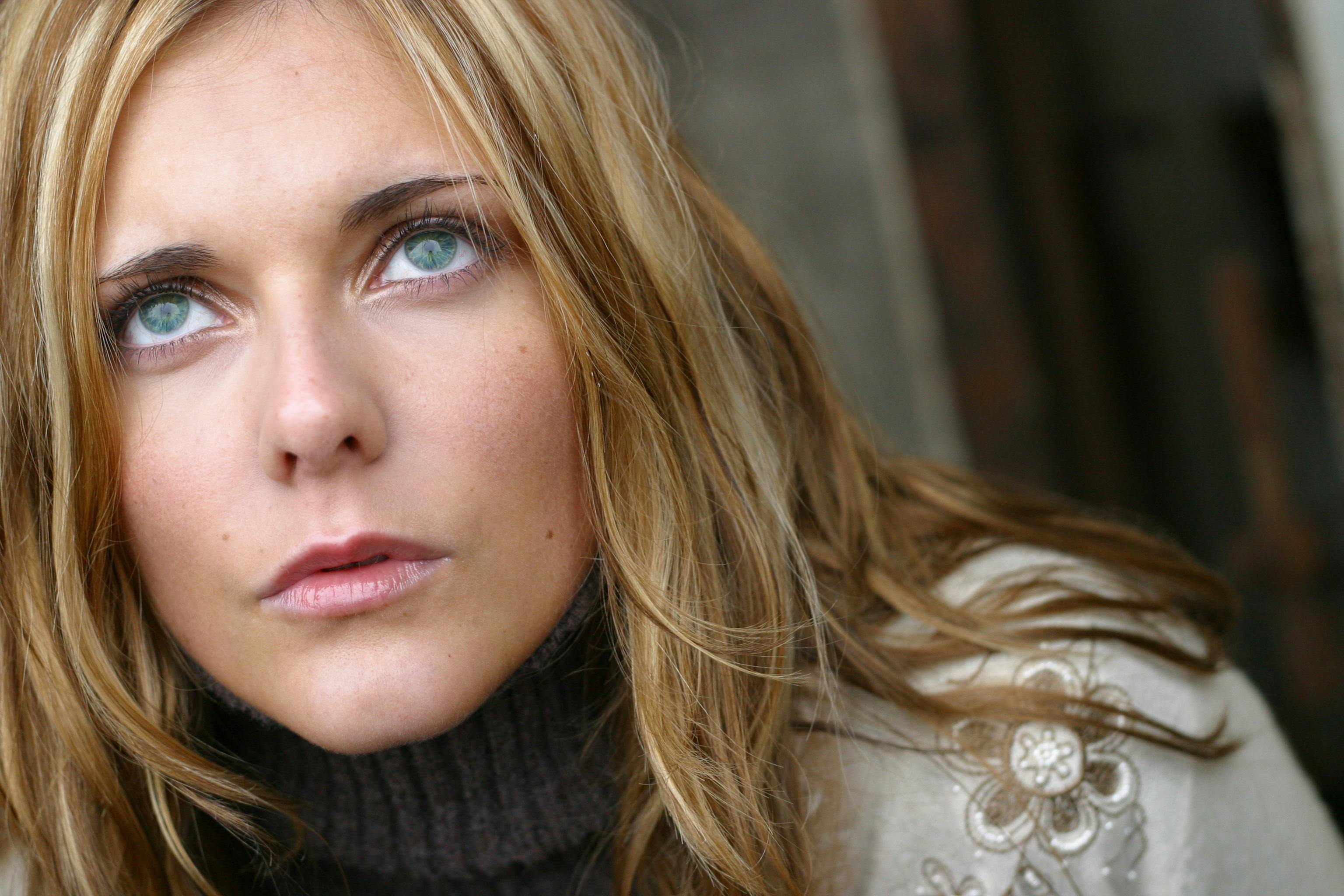 一位金发碧眼、若有所思地抬头凝望的女子的特写肖像