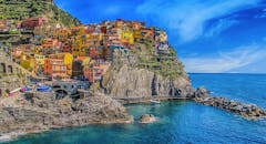 马纳罗拉色彩缤纷的房屋坐落在悬崖上，俯瞰着蔚蓝的大海