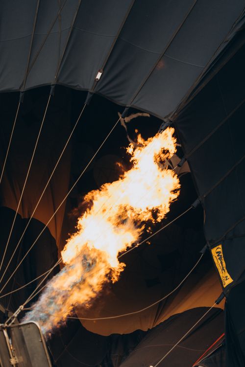 Free Intense fiery blast inside a hot air balloon during inflation in Nevşehir, Türkiye. Stock Photo