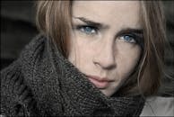 一位戴着围巾、有着醒目蓝眼睛的女人的亲密特写肖像