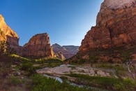 锡安国家公园风景优美，有高耸的峡谷和蜿蜒的河流