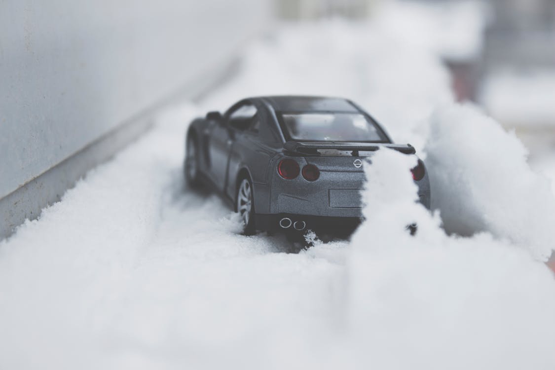 Foto De Primer Plano Del Coche De Juguete En La Nieve