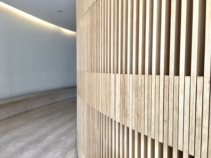 Instalación de paneles tipo mármol y vigas decorativas PVC