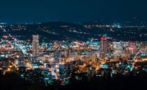 夜间，令人惊叹的城市天际线鸟瞰图被照亮，展示了现代摩天大楼