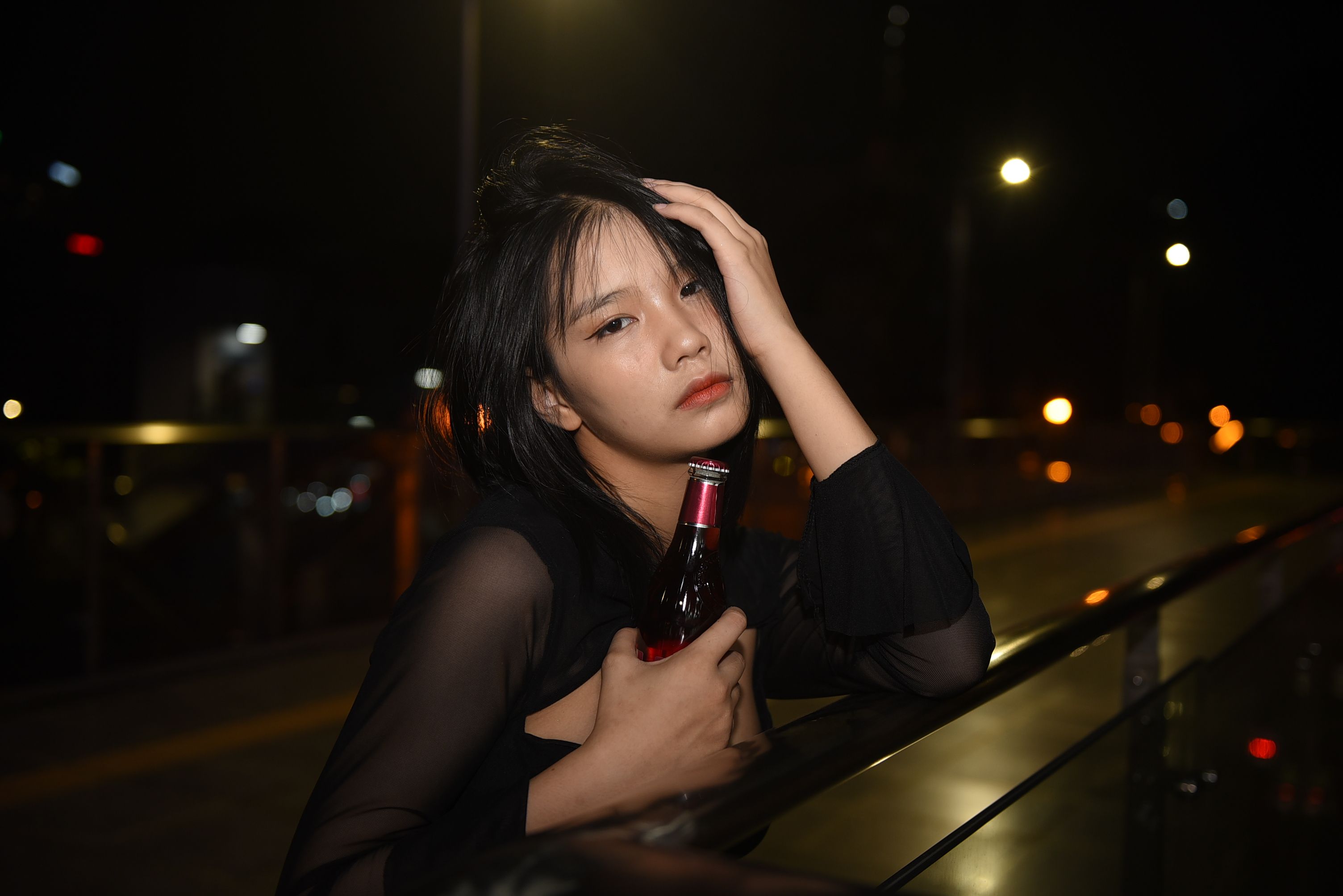 深夜崩溃的成年人 都在犯同一个致命 情感配图