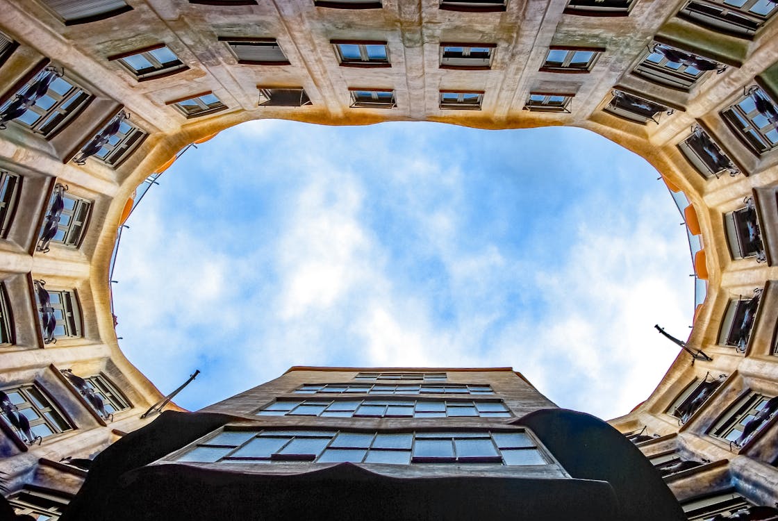 Ücretsiz Binanın Gökyüzüne Karşı Düşük Açılı Görünümü Stok Fotoğraflar