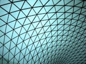 现代几何玻璃天花板展示了蓝色建筑的复杂设计