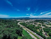 在阳光明媚的日子里，从空中俯瞰查塔努加，可见郁郁葱葱的绿色植被与繁忙的高速公路交织，充满活力