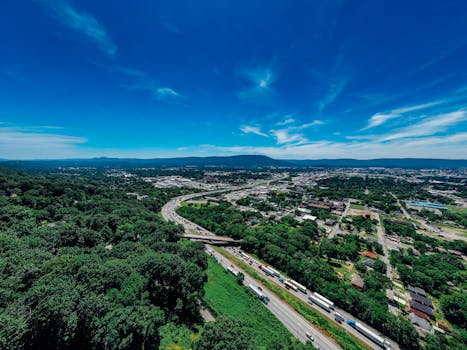 在阳光明媚的日子里，从空中俯瞰查塔努加，可见郁郁葱葱的绿色植被与繁忙的高速公路交织，充满活力