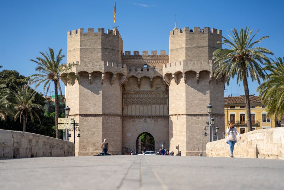 Las icónicas Torres Serranos en Valencia, España, que muestran la arquitectura gótica bajo un cielo azul claro.