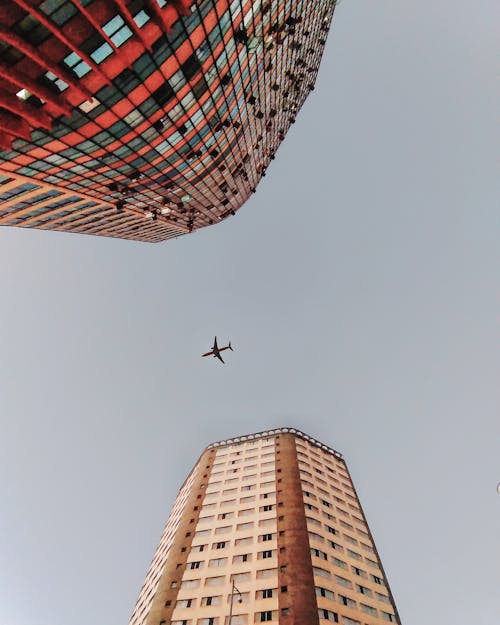 Fotografi Sudut Rendah Bangunan Beton Berwarna Coklat