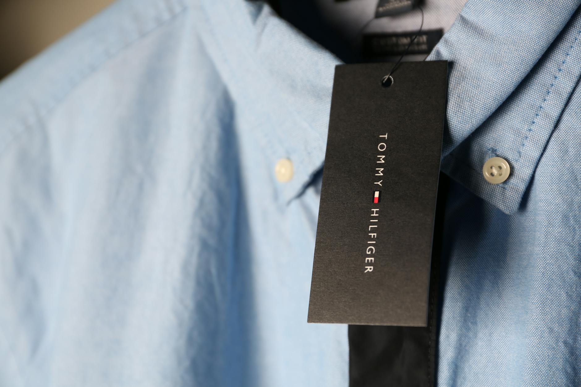 comparison of a well-constructed blouse collar and a poorly constructed one showing bubbling