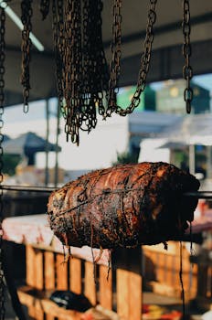 非常适合烧烤爱好者的多汁烤猪肉链条特写