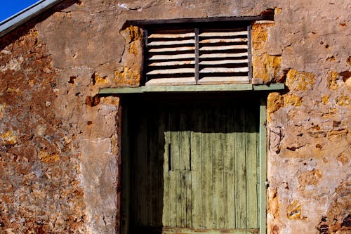 OLD BARN