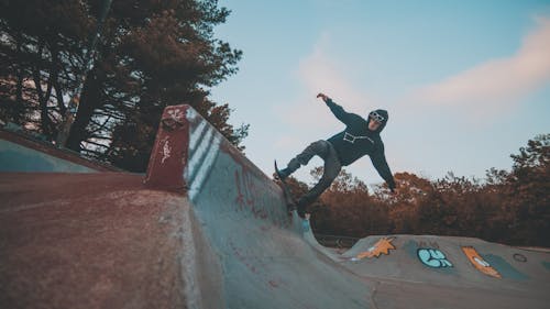 бесплатная Неизвестный человек на скейтборде на открытом воздухе Стоковое фото